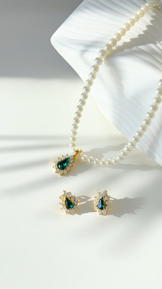 Faux pearl Emerald set